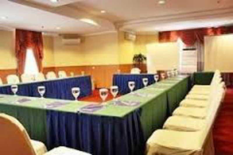 Travellers Suites Serviced Apartments Medan Esterno foto
