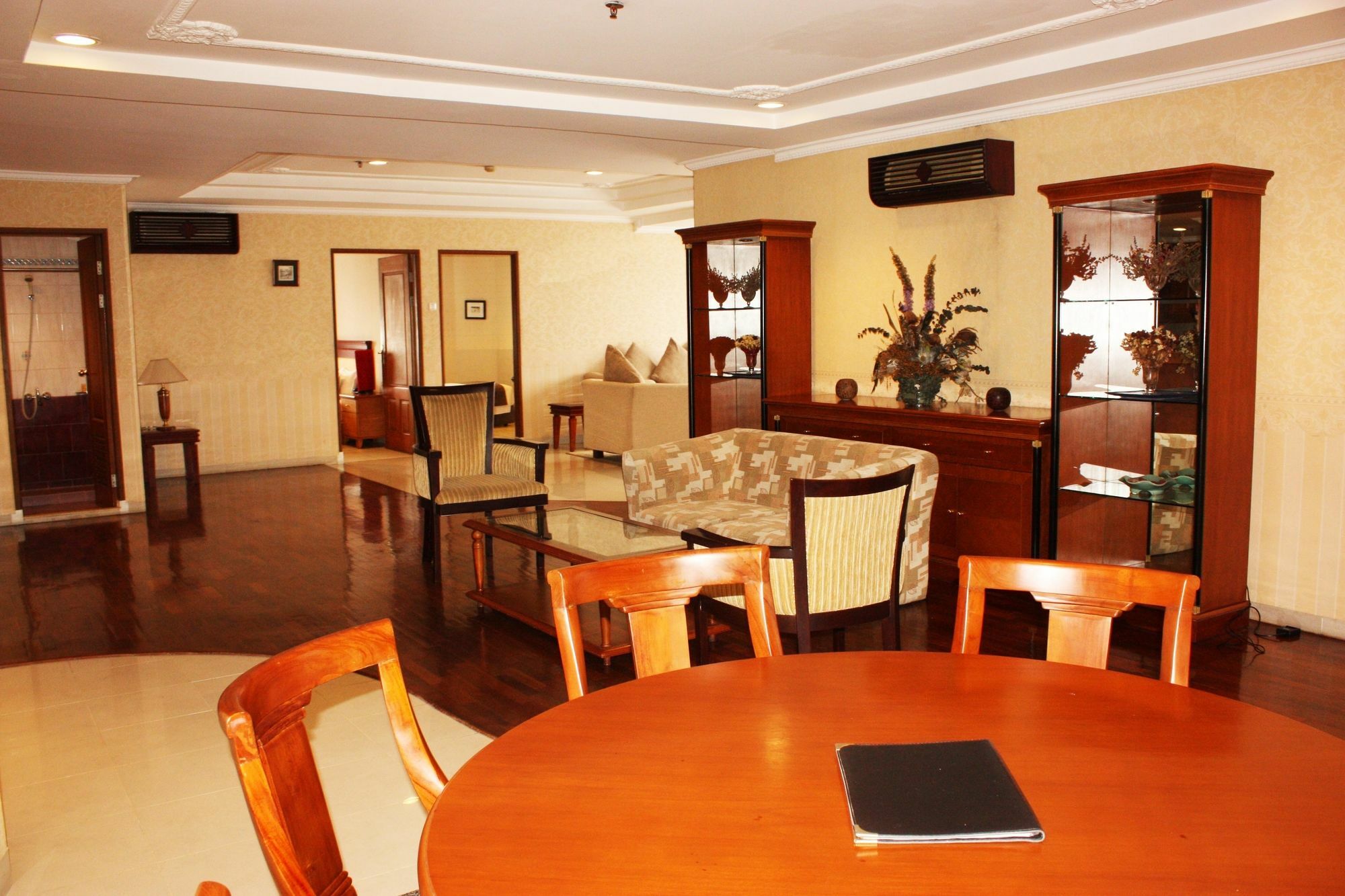 Travellers Suites Serviced Apartments Medan Esterno foto